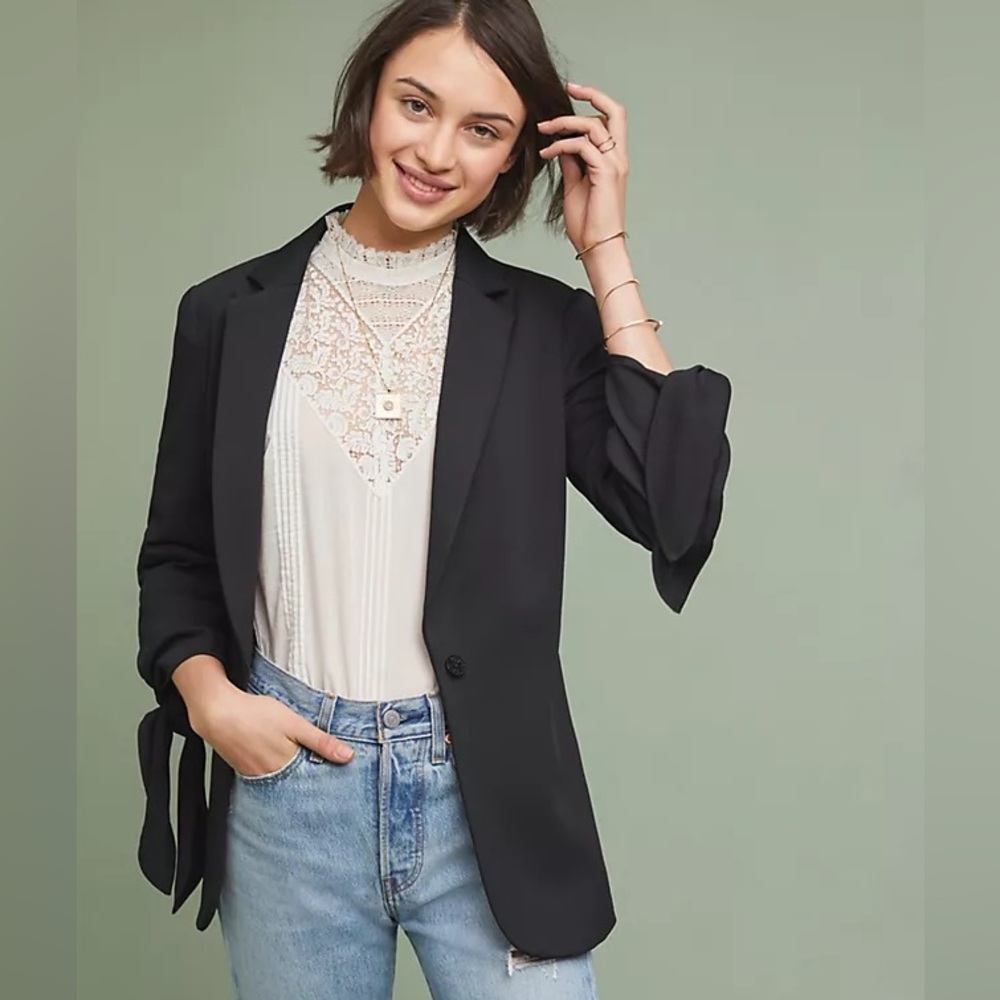 Cartonnier by Anthropologie women’s tied- sleeve blazer in black. Size 2P